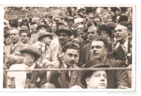 Fotografia antiga: Hombres en una graderia. Toros?. Foto Fco Sebastián, Barcelona. . - Vell i Bell